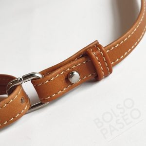 detalle de cartera de cuero ajustable