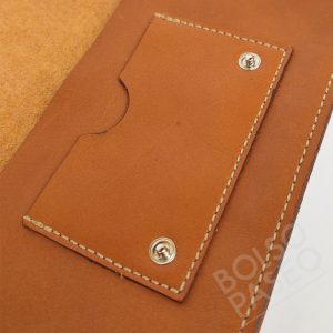 detalle de cartera de cuero ajustable
