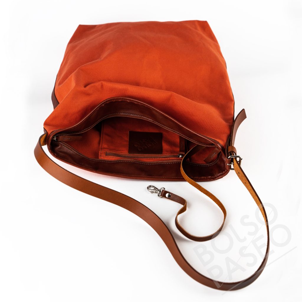 Bolso de tela y cuero